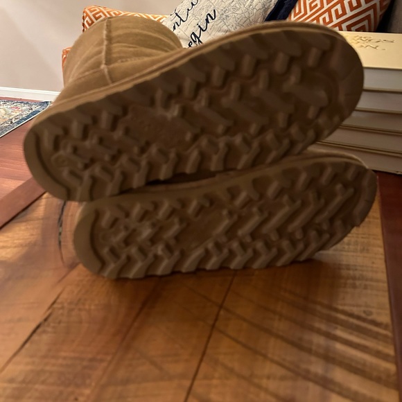 Bearpaw Elle Short 8 medium camel color, BARELY WORN, mint condition - Picture 4 of 5